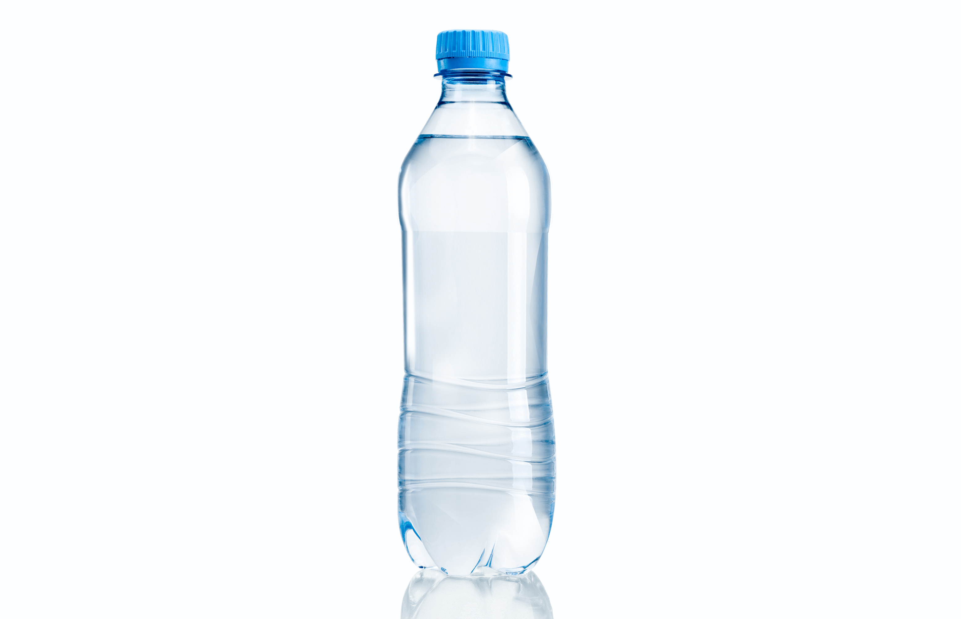 На столе поставлены в ряд бутылка минеральной воды